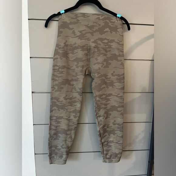 Spanx Green Desert Camo 'Look at Me Now' Seamless Cropped Leggings 1X Plus Size - Picture 6 of 6